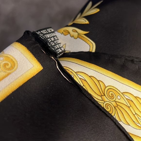 Atelier Versace 100% silk scarf, beautiful! - Picture 8 of 8
